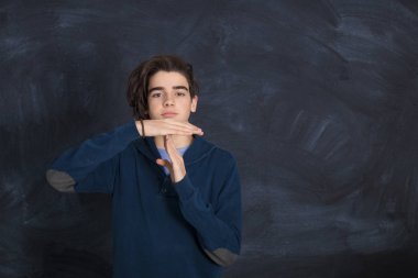 Durma ya da mola zamanı ifadesine sahip genç adam.