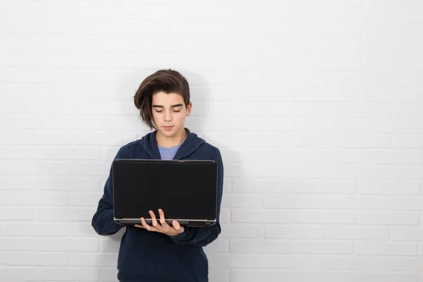 Νεαρός Άνδρας Υπολογιστή Απομονωμένος Λευκό Τοίχο — Φωτογραφία Αρχείου
