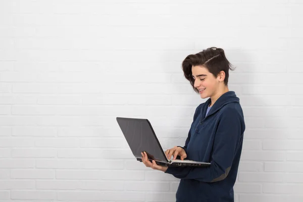 Ung Tonåring Eller Isolerad Elev Med Laptop — Stockfoto