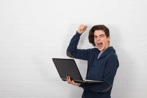 Jeune Adolescent Étudiant Isolé Avec Ordinateur Portable — Photo