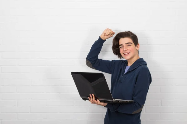 Jeune Adolescent Étudiant Isolé Avec Ordinateur Portable — Photo