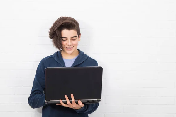 Bilgisayarlı Genç Adam Beyaz Duvarda Izole Edilmiş — Stok fotoğraf