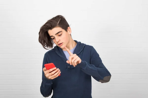 Jonge Man Met Mobiele Telefoon Witte Muur Achtergrond — Stockfoto
