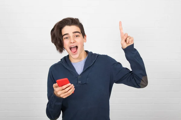 Молодой Человек Мобильным Телефоном Белом Фоне Стены — стоковое фото