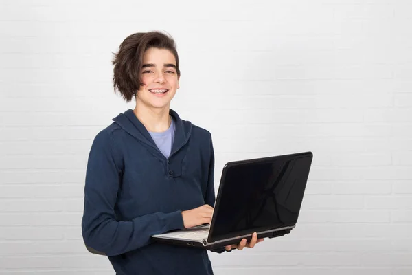 Estudante Com Laptop Fundo Branco — Fotografia de Stock