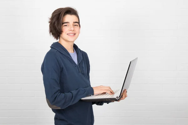 Student Met Laptop Witte Achtergrond — Stockfoto