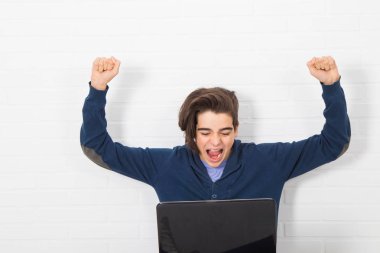 evdeki genç bilgisayar