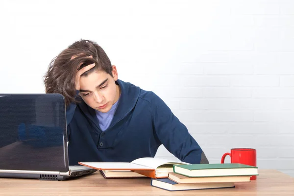 Νεαρός Άνδρας Υπολογιστή Και Βιβλία Στο Γραφείο Μελετώντας — Φωτογραφία Αρχείου