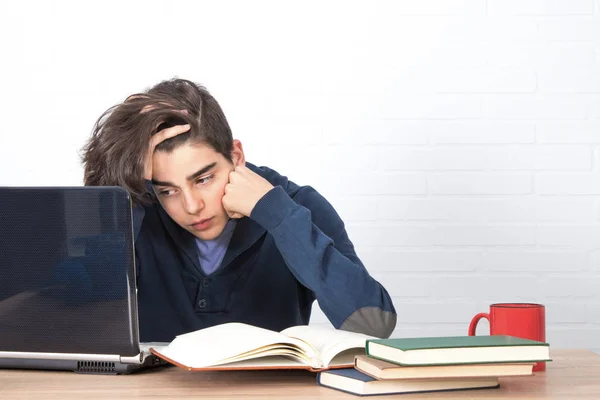 Müder Und Gelangweilter Schüler Mit Computer Und Büchern — Stockfoto