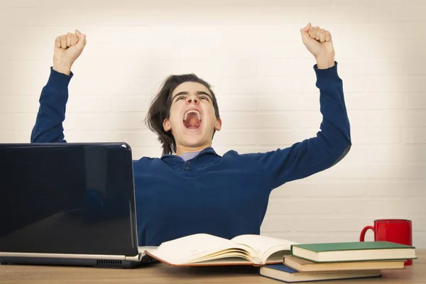 Giovane Studente Con Laptop Alla Scrivania Che Celebra Successo — Foto Stock