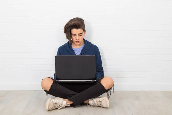 Ung Man Sitter Golvet Med Den Bärbara Datorn — Stockfoto