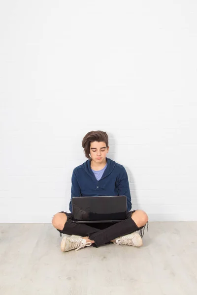 Young Computer Home — Stock Photo, Image
