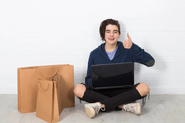 Jong Met Computer Boodschappentassen Online Aankopen — Stockfoto