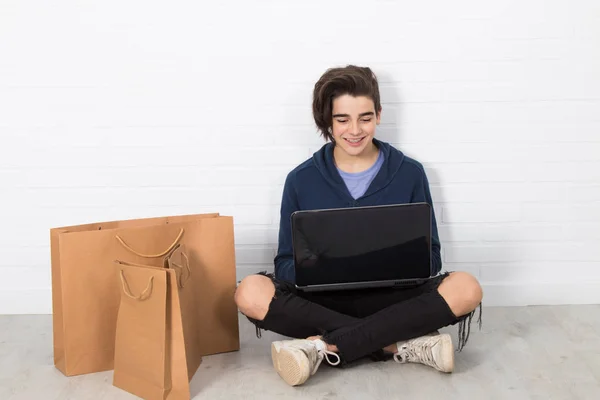 Jong Met Computer Boodschappentassen Online Aankopen — Stockfoto