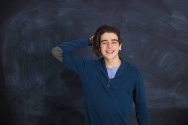 Diş telleriyle gülümseyen genç bir öğrenci.