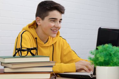 Bilgisayarlı genç öğrenci çalışıyor ya da çalışıyor