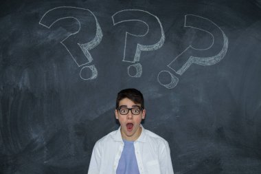 Tahtada soru işareti olan genç kız.