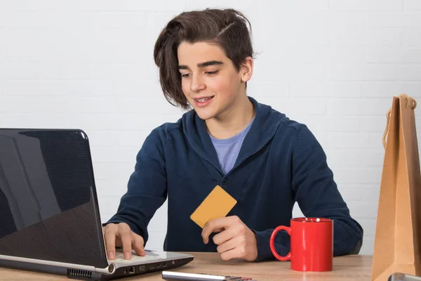 Молодий Чоловік Кредитною Карткою Ноутбуком Купує Онлайн — стокове фото