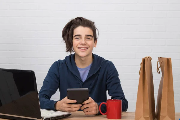 Νεαρός Άνδρας Αριθμομηχανή Και Φορητό Υπολογιστή Αγορά Online — Φωτογραφία Αρχείου