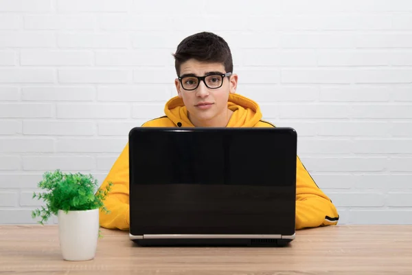 Young Teenager Student Laptop — Stock Photo, Image