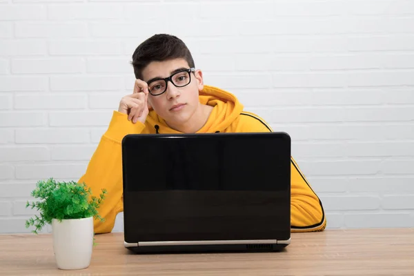 Ung Tonåring Eller Elev Med Bärbar Dator — Stockfoto