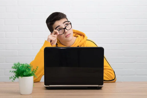 Joven Adolescente Estudiante Con Portátil — Foto de Stock