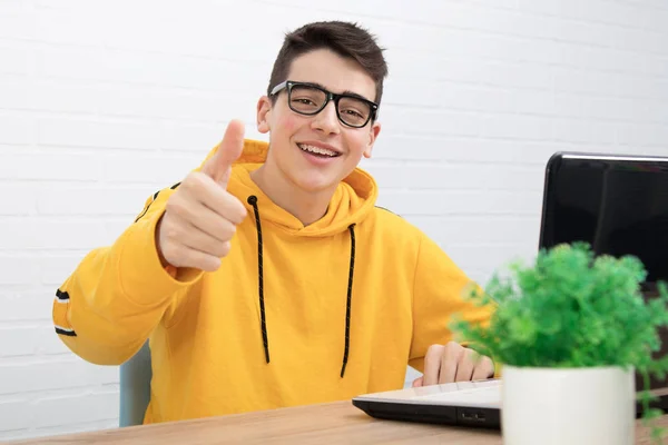 Estudante Com Uma Expressão Sucesso Com Computador Portátil — Fotografia de Stock