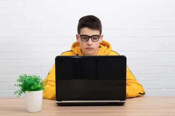 Jong Tiener Student Met Laptop — Stockfoto