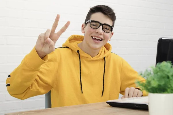 Joven Sonriendo Con Ordenador Signo Éxito Victoria —  Fotos de Stock