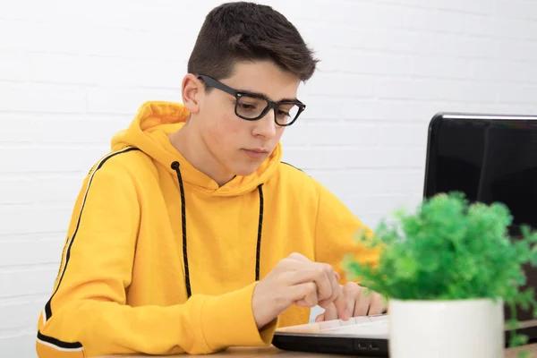 Студент Працює Ноутбуком — стокове фото