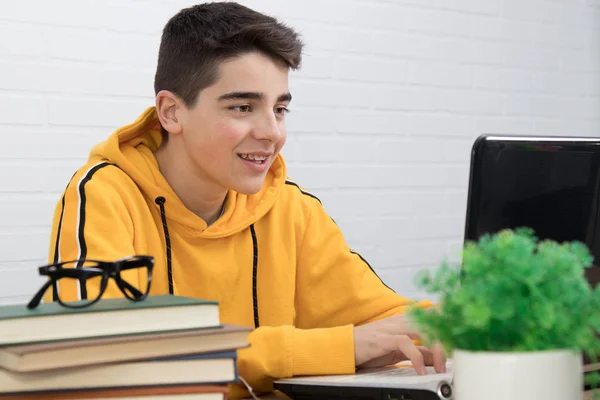 Jeune Étudiant Avec Ordinateur Portable Travaillant Étudiant — Photo