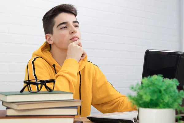 Bedachtzame Student Met Laptop — Stockfoto