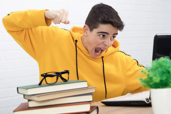 Arg Ung Man Slår Laptop — Stockfoto