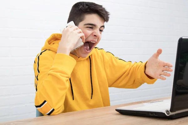 Jeune Homme Avec Téléphone Portable Criant Ordinateur Portable — Photo