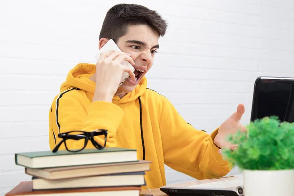 Angry Young Man Mobile Phone Laptop Arguing Screaming — Stock Photo, Image