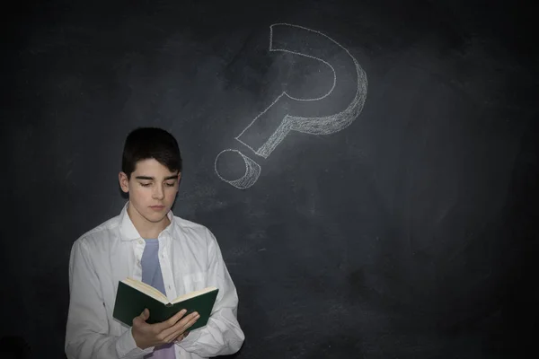 Retrato Estudiante Con Libro Pregunta —  Fotos de Stock