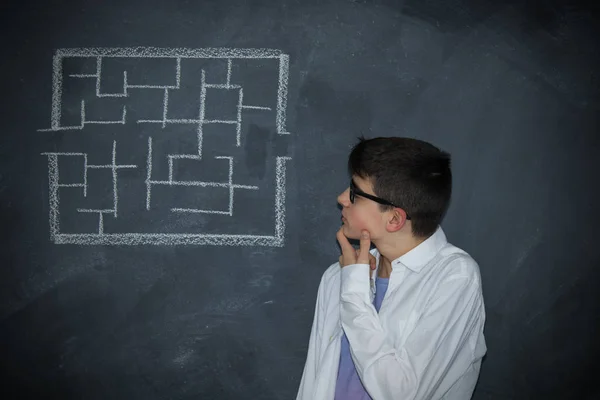 Joven Con Gafas Dibujo Del Laberinto —  Fotos de Stock