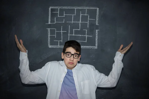 Portrait Jeune Homme Avec Lunettes Labyrinthe Dessiné Sur Ardoise — Photo