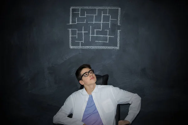 Retrato Joven Con Gafas Laberinto Dibujado Pizarra — Foto de Stock