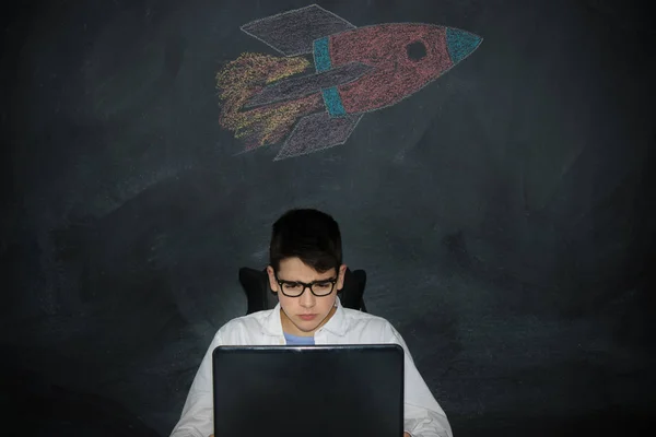 Estudiante Con Computadora Nave Espacial Cohete — Foto de Stock