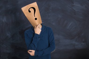 karton kafa ve düşünceli ifade ile adam