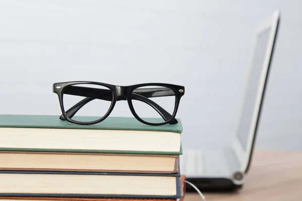 Gafas Libros Apilados Portátil —  Fotos de Stock