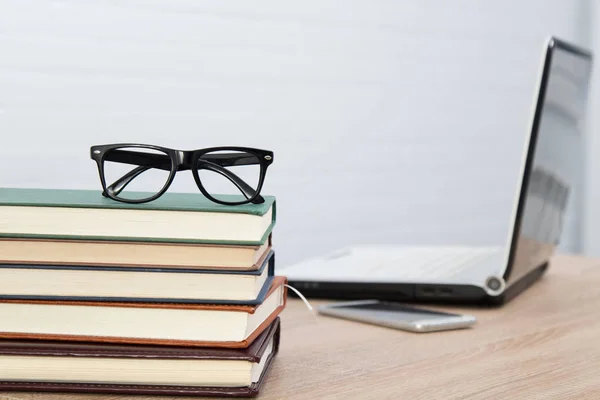 Brille Auf Gestapelten Büchern Und Laptop — Stockfoto