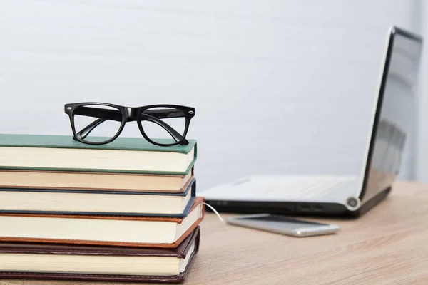 Glazen Gestapelde Boeken Laptop — Stockfoto