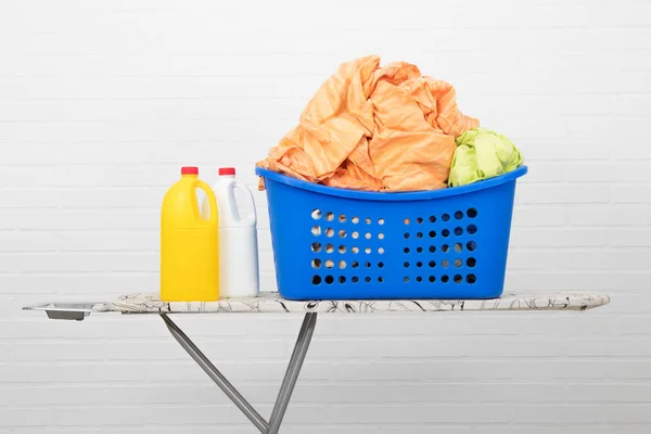 Wasmand Met Schoonmaakmiddelen — Stockfoto