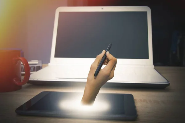 Hand Mit Stift Und Laptop — Stockfoto