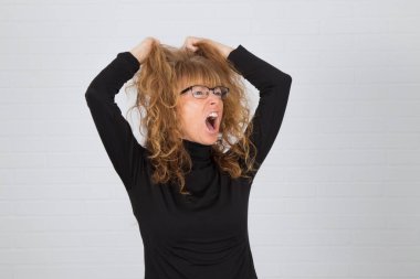 kızgın genç yetişkin kadın veya öfke ve öfke ifadesi