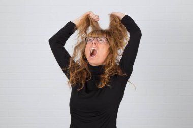 kızgın genç yetişkin kadın veya öfke ve öfke ifadesi