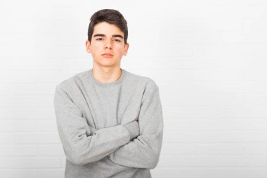 beyaz duvar genç izole portre