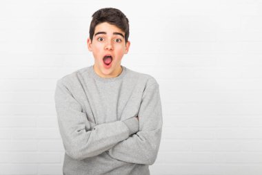 sürpriz ifade ile izole genç